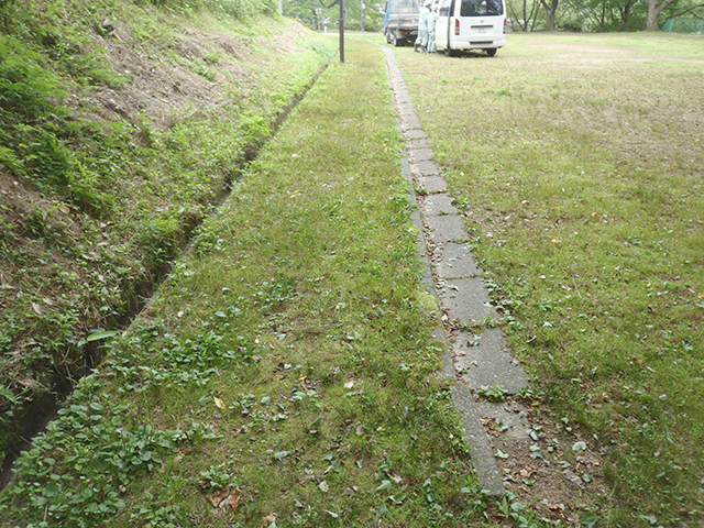 雑草でお困りなら土系舗装材（風土S）〈before〉